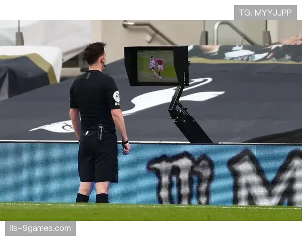 特写瞬间：点球判罚后，VAR长时间回看进攻发起点是否在肋部存在犯规