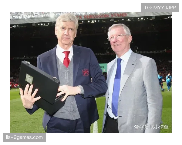 特写：看台上的弗格森与查尔顿爵士画像，见证曼联无缘欧冠的赛季